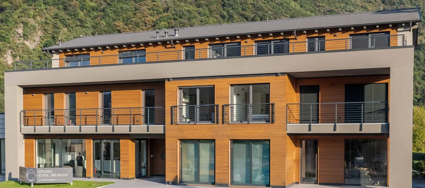 Esterno costruzione in legno